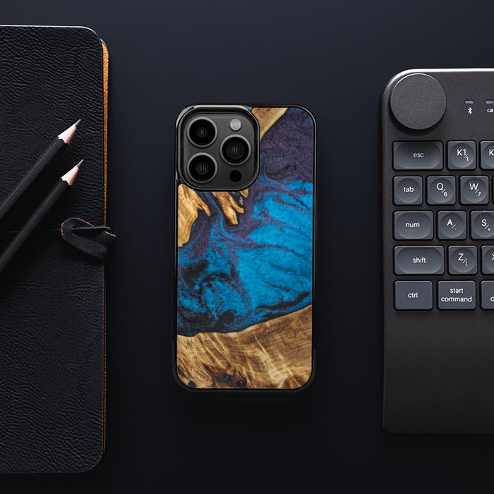 iPhone 13 Pro Handyhülle aus Harz und Holz - Synergy#E21