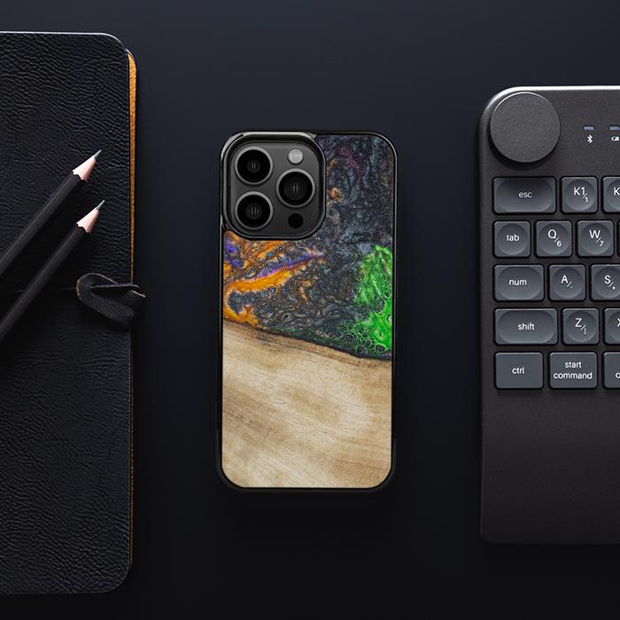 iPhone 13 Pro Handyhülle aus Harz und Holz - Synergy#F15