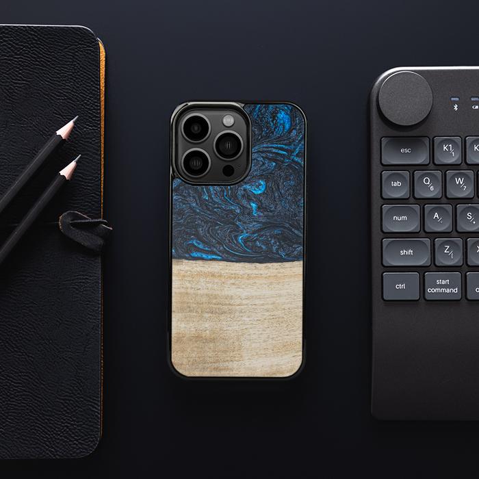 iPhone 13 Pro Handyhülle aus Harz und Holz - Synergy#F19