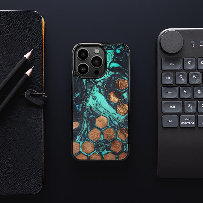 iPhone 13 Pro Handyhülle aus Harz und Holz - Synergy#F23