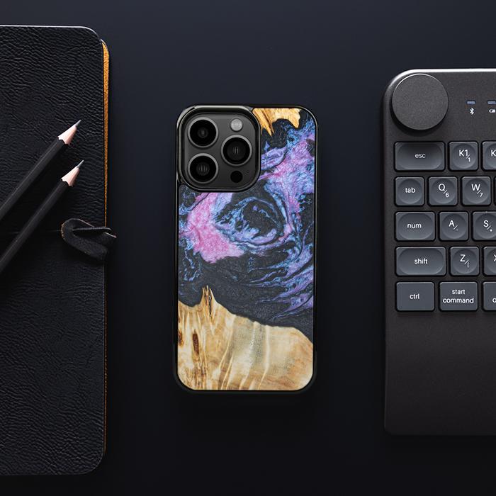 iPhone 13 Pro Handyhülle aus Harz und Holz - Synergy#F25