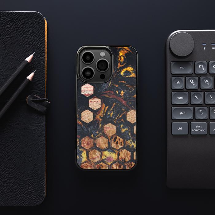 iPhone 13 Pro Handyhülle aus Harz und Holz - Synergy#F26