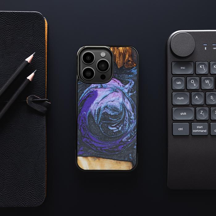 iPhone 13 Pro Handyhülle aus Harz und Holz - Synergy#F34
