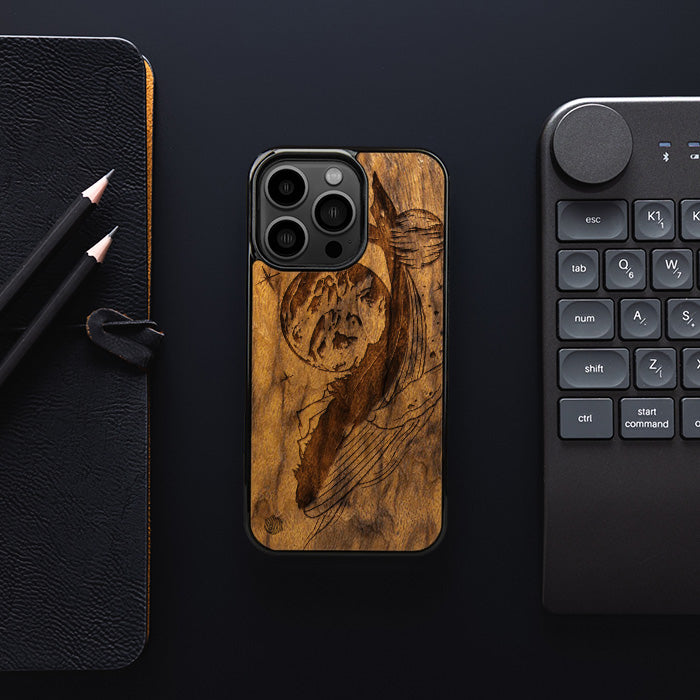 iPhone 13 Pro Handyhülle aus Holz - Cosmic Whale