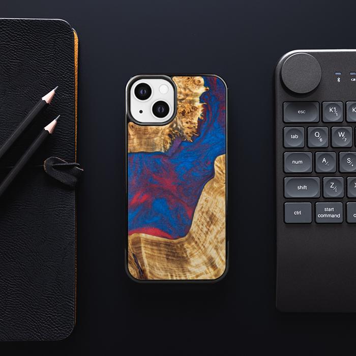iPhone 13 Handyhülle aus Harz und Holz - Synergy#E10