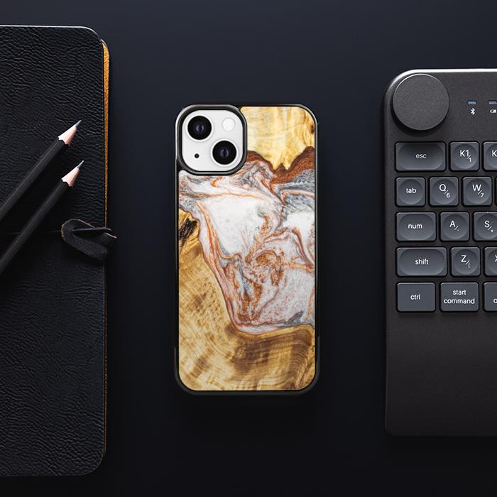 iPhone 13 Handyhülle aus Harz und Holz - Synergy#E5