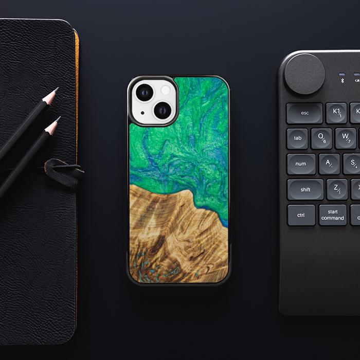 iPhone 13 Handyhülle aus Harz und Holz - Synergy#E8