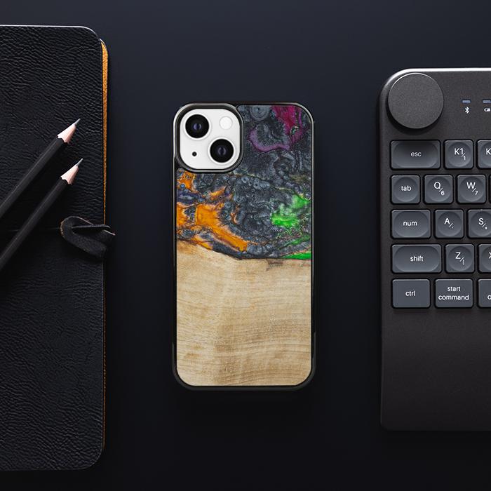 iPhone 13 Handyhülle aus Harz und Holz - Synergy#F16