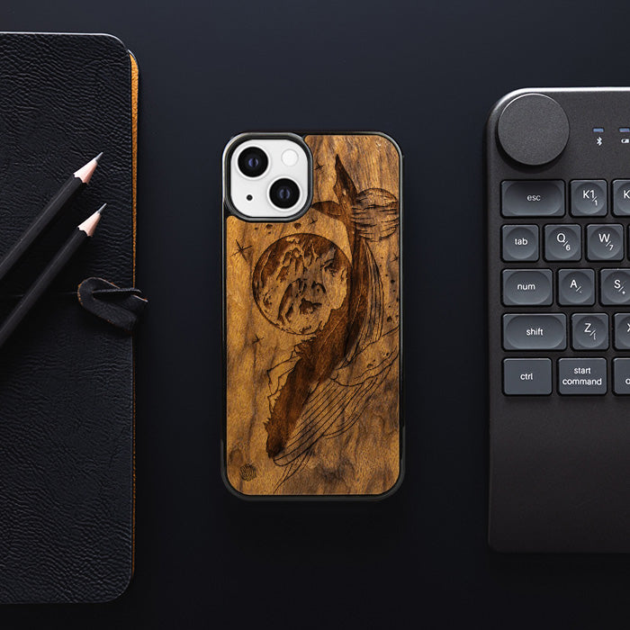 iPhone 13 Handyhülle aus Holz - Cosmic Whale