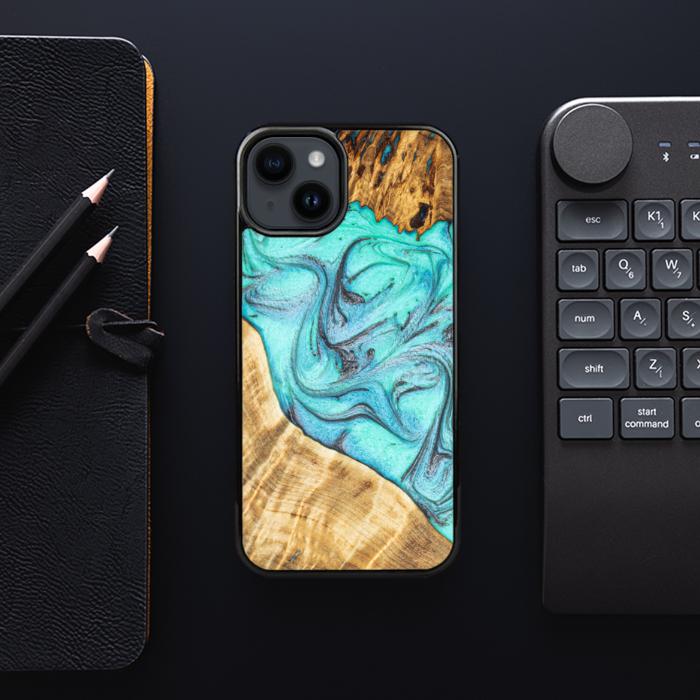 iPhone 14 Plus Handyhülle aus Harz und Holz - Synergy#E16