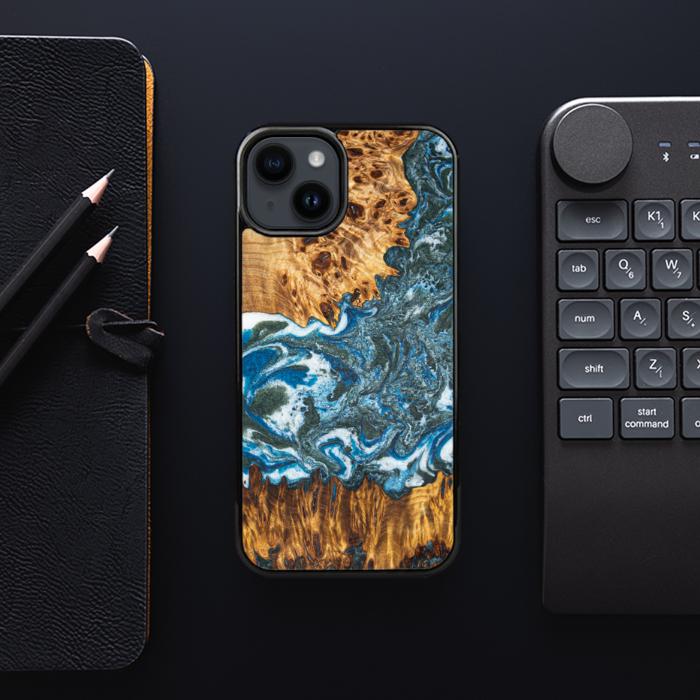 iPhone 14 Plus Handyhülle aus Harz und Holz - Synergy#E17