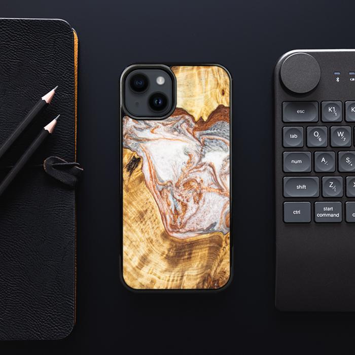 iPhone 14 Plus Handyhülle aus Harz und Holz - Synergy#E5