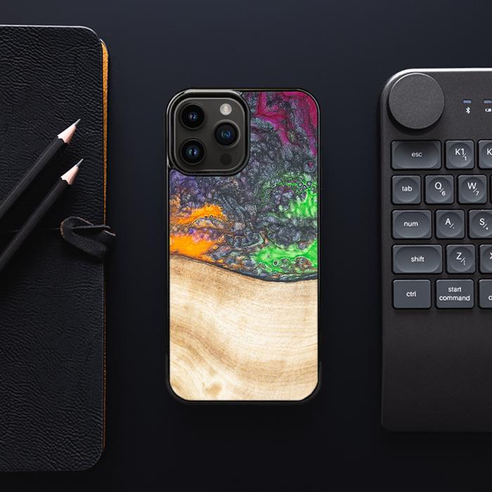 iPhone 14 Pro Max Handyhülle aus Harz und Holz - Synergy#F1