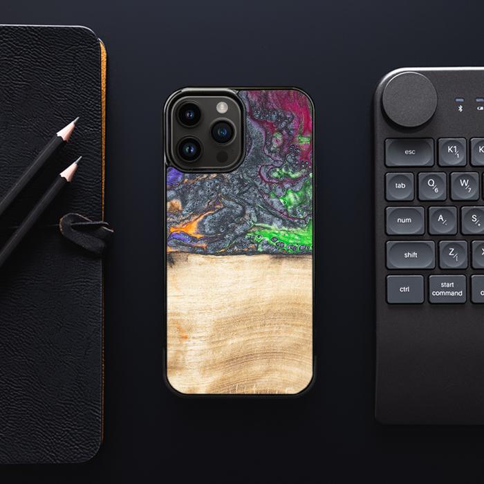 iPhone 14 Pro Max Handyhülle aus Harz und Holz - Synergy#F2