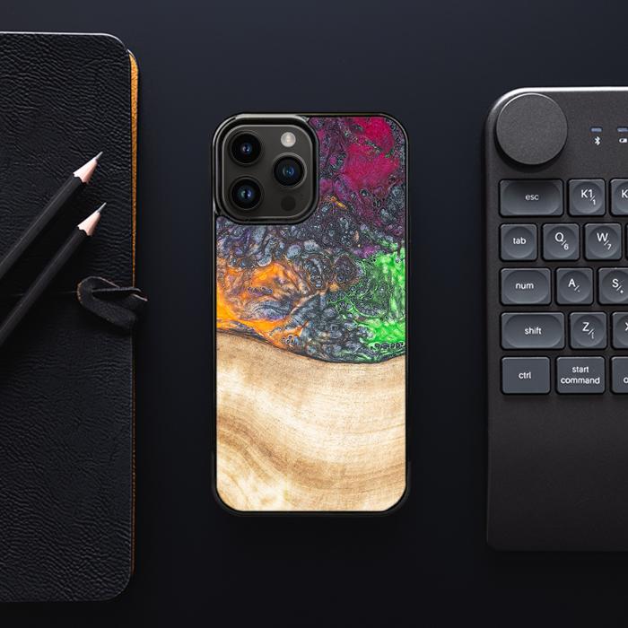 iPhone 14 Pro Max Handyhülle aus Harz und Holz - Synergy#F6