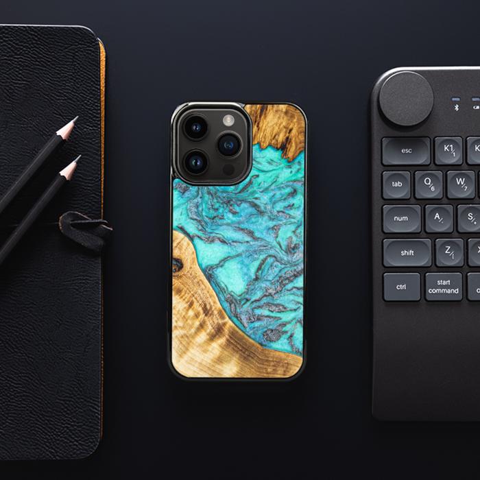 iPhone 14 Pro Handyhülle aus Harz und Holz - Synergy#E13