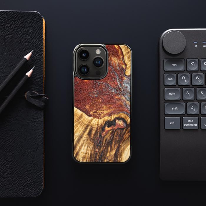 iPhone 14 Pro Handyhülle aus Harz und Holz - Synergy#E9