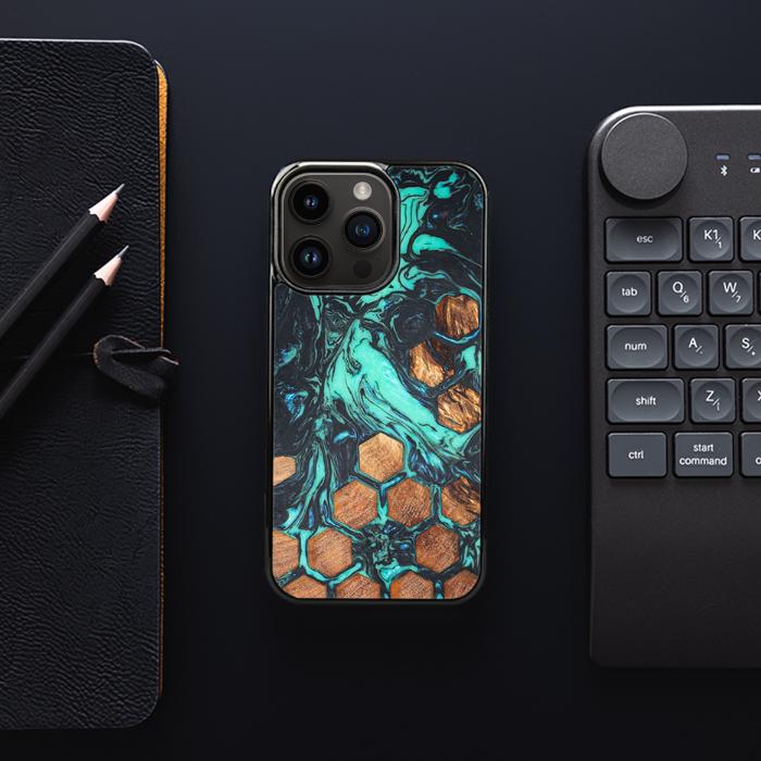 iPhone 14 Pro Handyhülle aus Harz und Holz - Synergy#F23