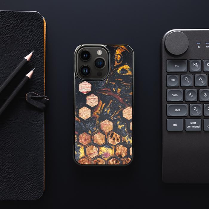 iPhone 14 Pro Handyhülle aus Harz und Holz - Synergy#F26