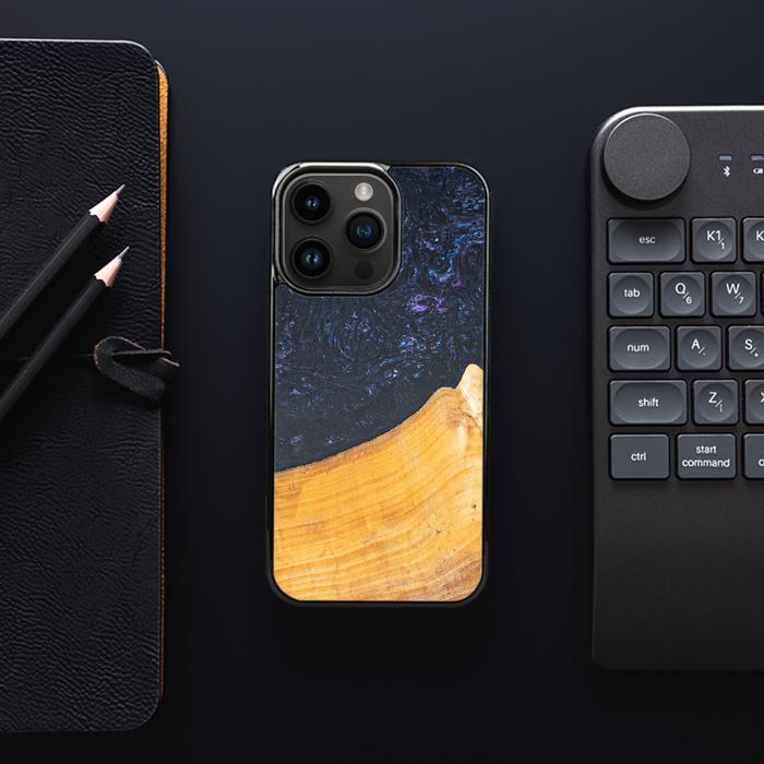iPhone 14 Pro Handyhülle aus Harz und Holz - Synergy#F37
