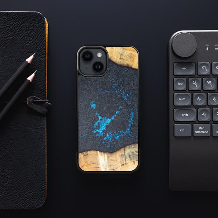 iPhone 14 Handyhülle aus Harz und Holz - Synergy#F35