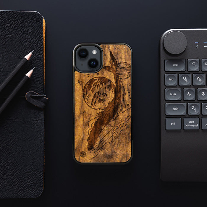 iPhone 14 Handyhülle aus Holz - Cosmic Whale