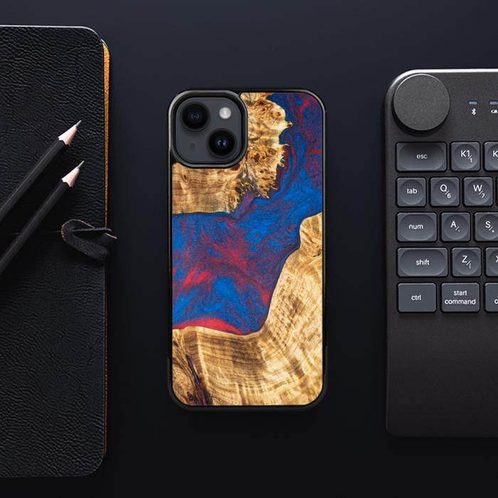 iPhone 15 Plus Handyhülle aus Harz und Holz - Synergy#E10