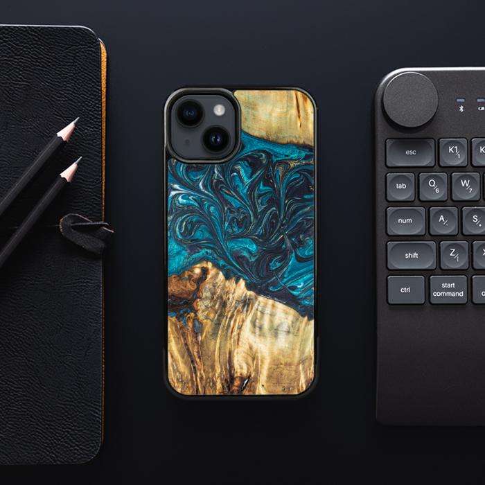 iPhone 15 Plus Handyhülle aus Harz und Holz - Synergy#E12