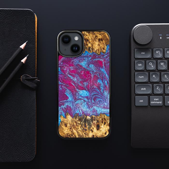 iPhone 15 Plus Handyhülle aus Harz und Holz - Synergy#E15