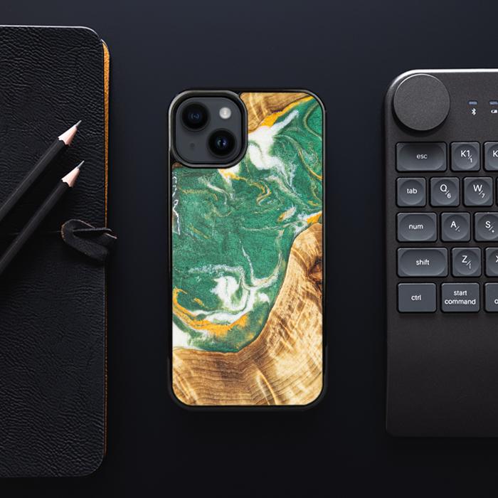 iPhone 15 Plus Handyhülle aus Harz und Holz - Synergy#E20