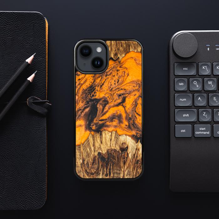 iPhone 15 Plus Handyhülle aus Harz und Holz - Synergy#E24
