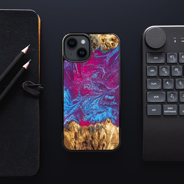iPhone 15 Plus Handyhülle aus Harz und Holz - Synergy#E3