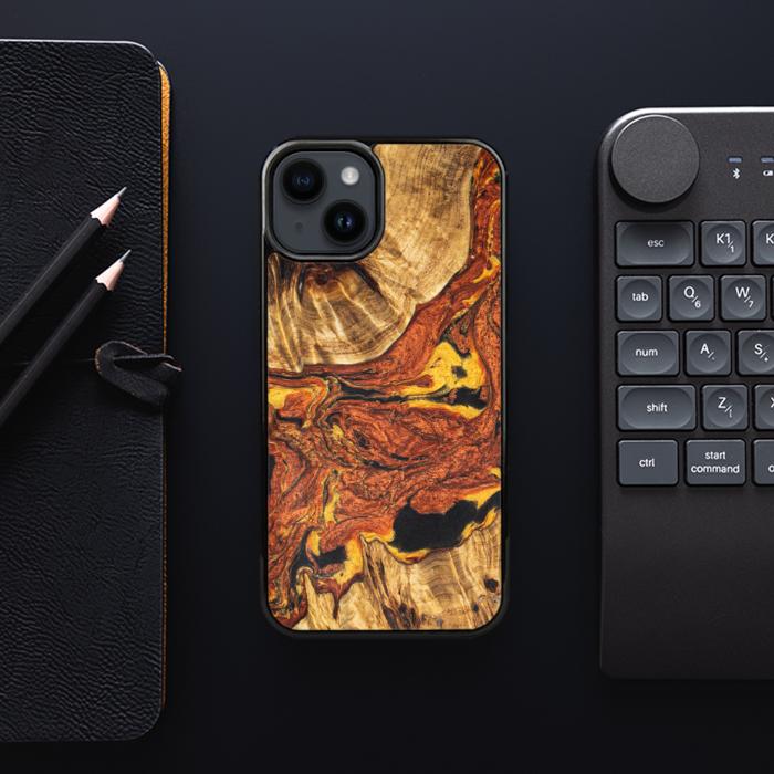 iPhone 15 Plus Handyhülle aus Harz und Holz - Synergy#E6