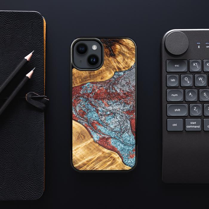 iPhone 15 Plus Handyhülle aus Harz und Holz - Synergy#E7