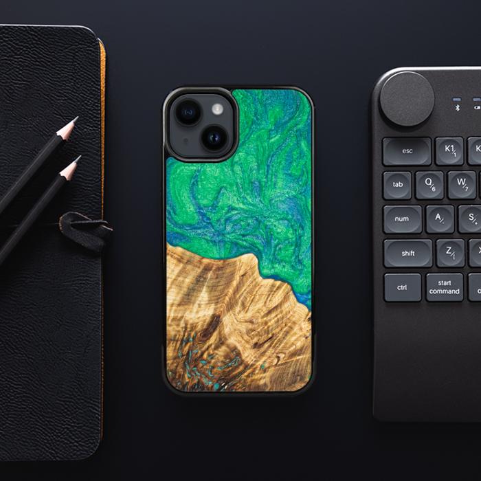 iPhone 15 Plus Handyhülle aus Harz und Holz - Synergy#E8