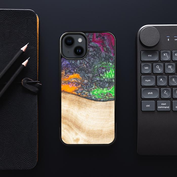 iPhone 15 Plus Handyhülle aus Harz und Holz - Synergy#F1