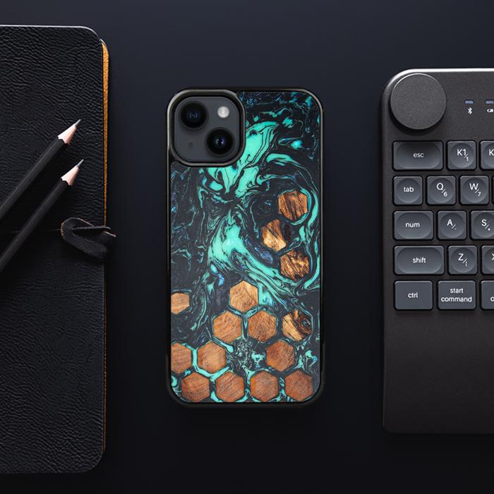 iPhone 15 Plus Handyhülle aus Harz und Holz - Synergy#F28