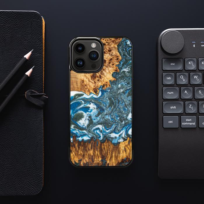 iPhone 15 Pro Max Handyhülle aus Harz und Holz - Synergy#E17