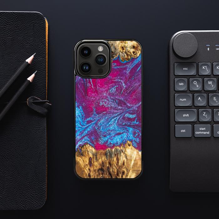 iPhone 15 Pro Max Handyhülle aus Harz und Holz - Synergy#E3