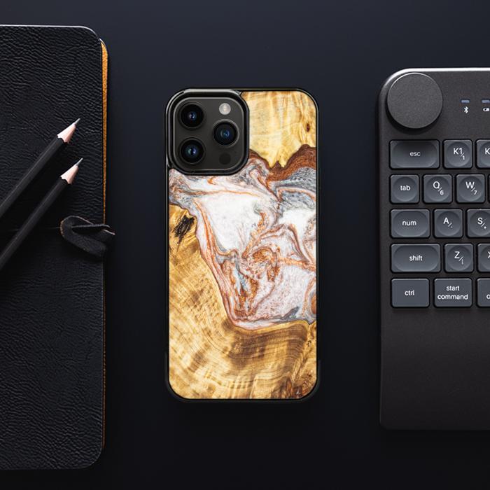 iPhone 15 Pro Max Handyhülle aus Harz und Holz - Synergy#E5