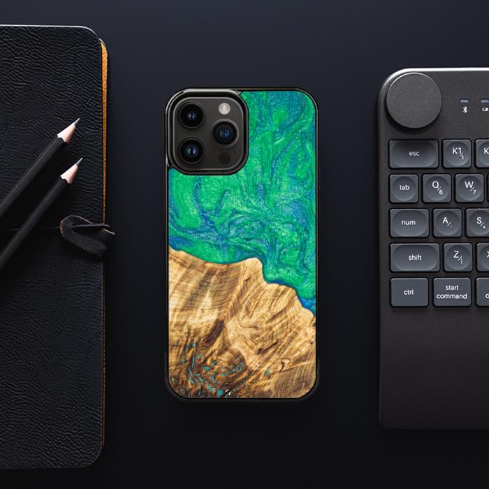 iPhone 15 Pro Max Handyhülle aus Harz und Holz - Synergy#E8