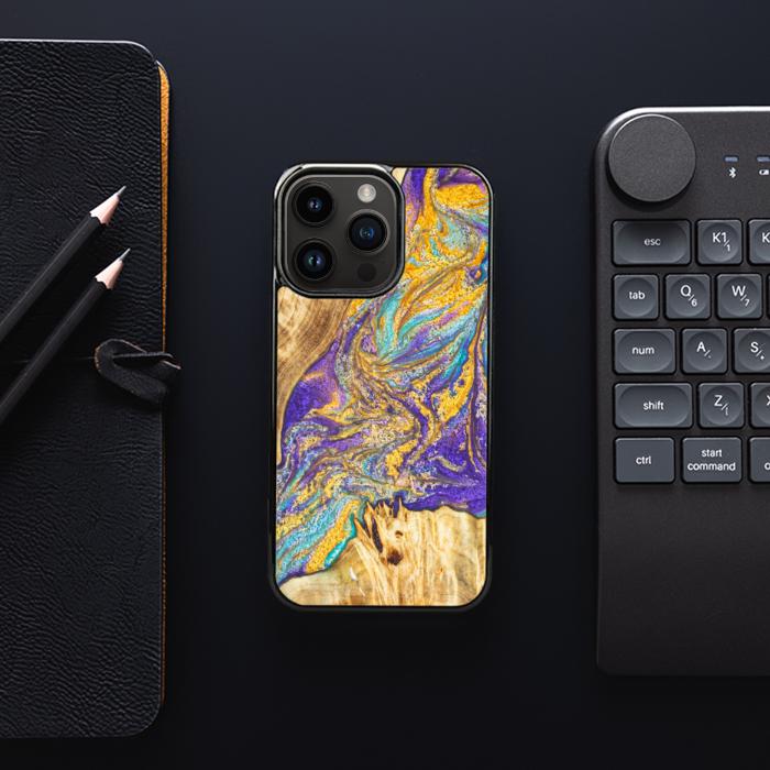 iPhone 15 Pro Handyhülle aus Harz und Holz - SYNERGY#E2