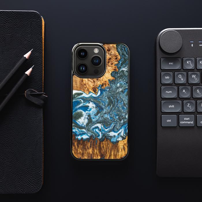 iPhone 15 Pro Handyhülle aus Harz und Holz - Synergy#E17