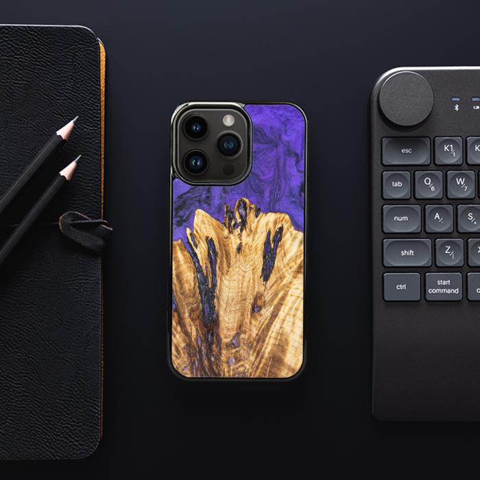 iPhone 15 Pro Handyhülle aus Harz und Holz - Synergy#E22