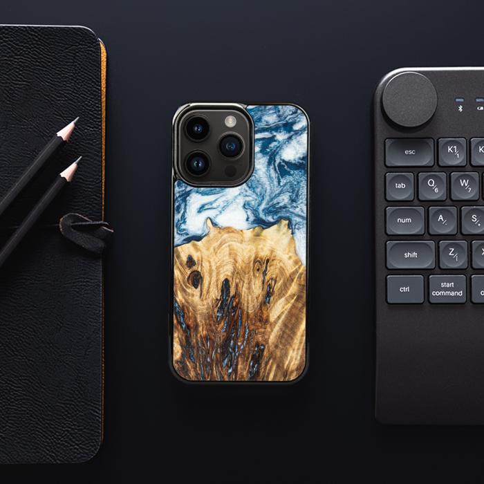 iPhone 15 Pro Handyhülle aus Harz und Holz - Synergy#E23