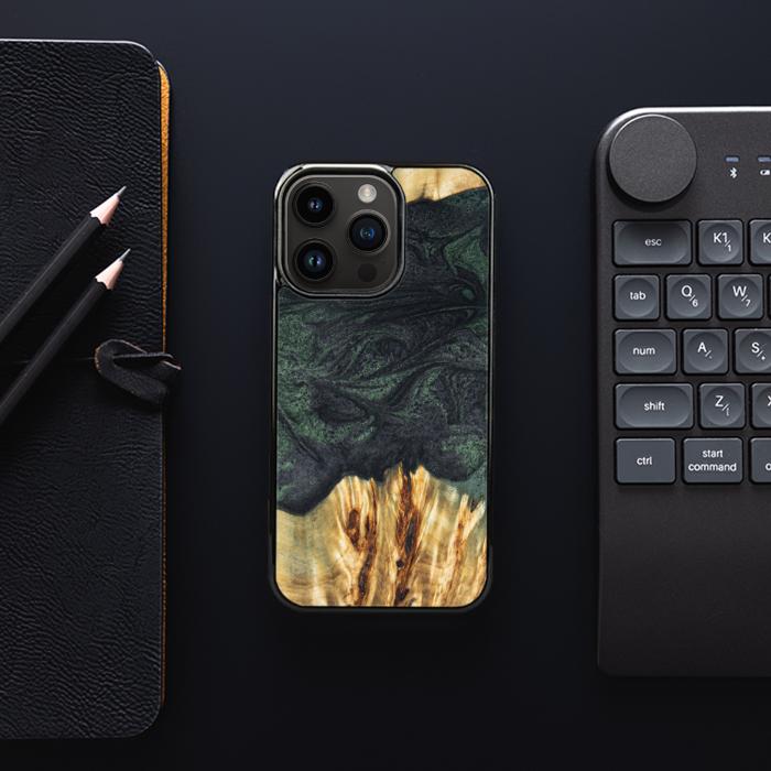 iPhone 15 Pro Handyhülle aus Harz und Holz - Synergy#E25