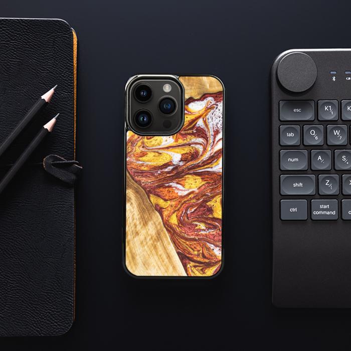 iPhone 15 Pro Handyhülle aus Harz und Holz - Synergy#E4