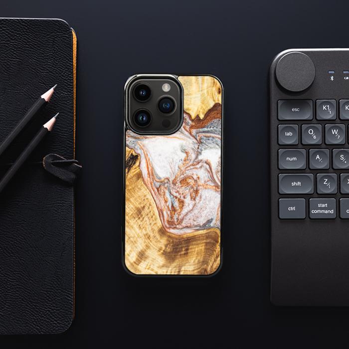 iPhone 15 Pro Handyhülle aus Harz und Holz - Synergy#E5
