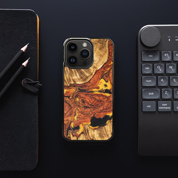 iPhone 15 Pro Handyhülle aus Harz und Holz - Synergy#E6