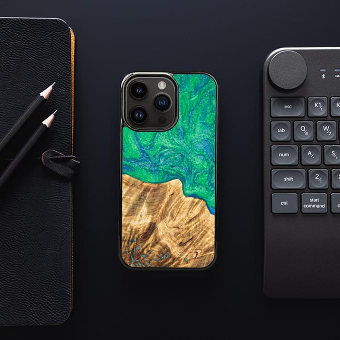 iPhone 15 Pro Handyhülle aus Harz und Holz - Synergy#E8